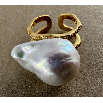 Baroque pearl on open 14k...