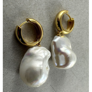 Natural baroque pearls on...